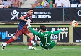 Ivo supera el portero rival con una vaselina para hacer el 3-0 de la Segoviana.