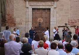 Numerosos vecinos participaron en el traslado del Cristo y la Virgen de Castilviejo a su ermita
