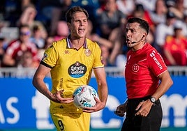 Juanmi Latasa junto al colegiado José Sánchez el pasado sábado en la primera parte del Real Zaragoza-Real Valladolid antes de que el delantero se retirara por lesión en el descanso..