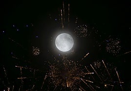 La luna llena y los fuegos artificiales se funden en la noche festiva de Valladolid