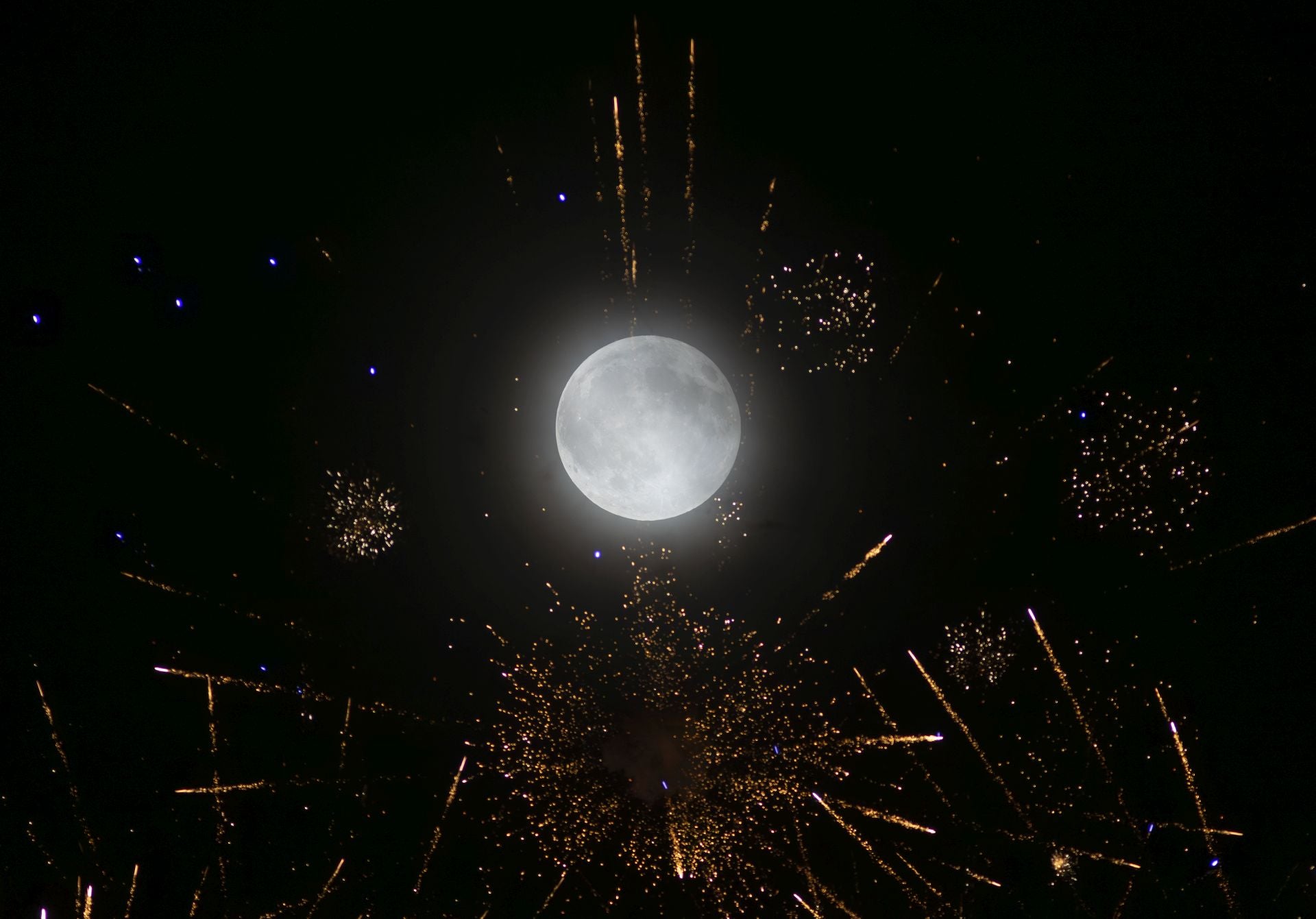 La luna llena y los fuegos artificiales se funden en la noche festiva de Valladolid