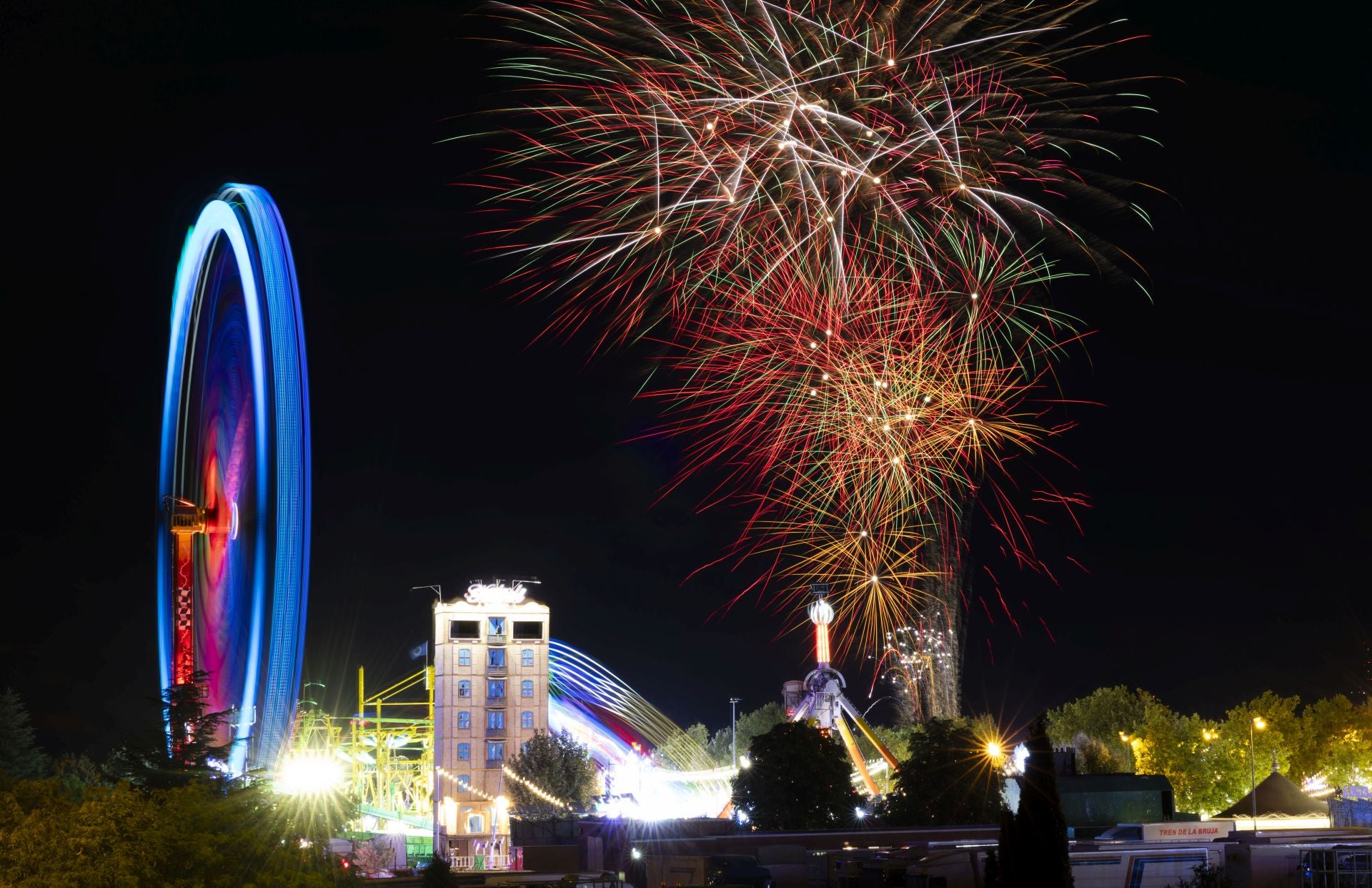 La luna llena y los fuegos artificiales se funden en la noche festiva de Valladolid