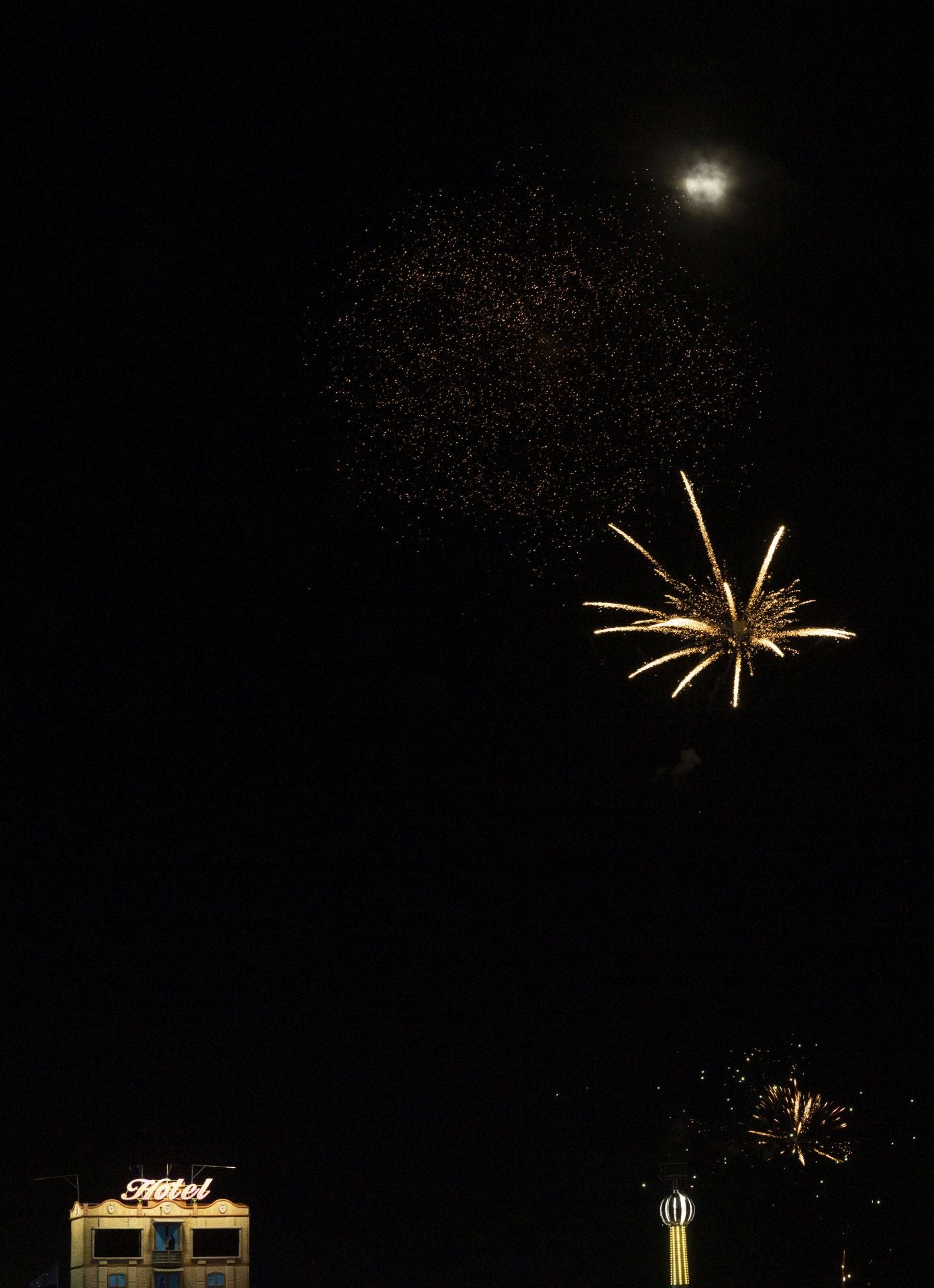 La luna llena y los fuegos artificiales se funden en la noche festiva de Valladolid