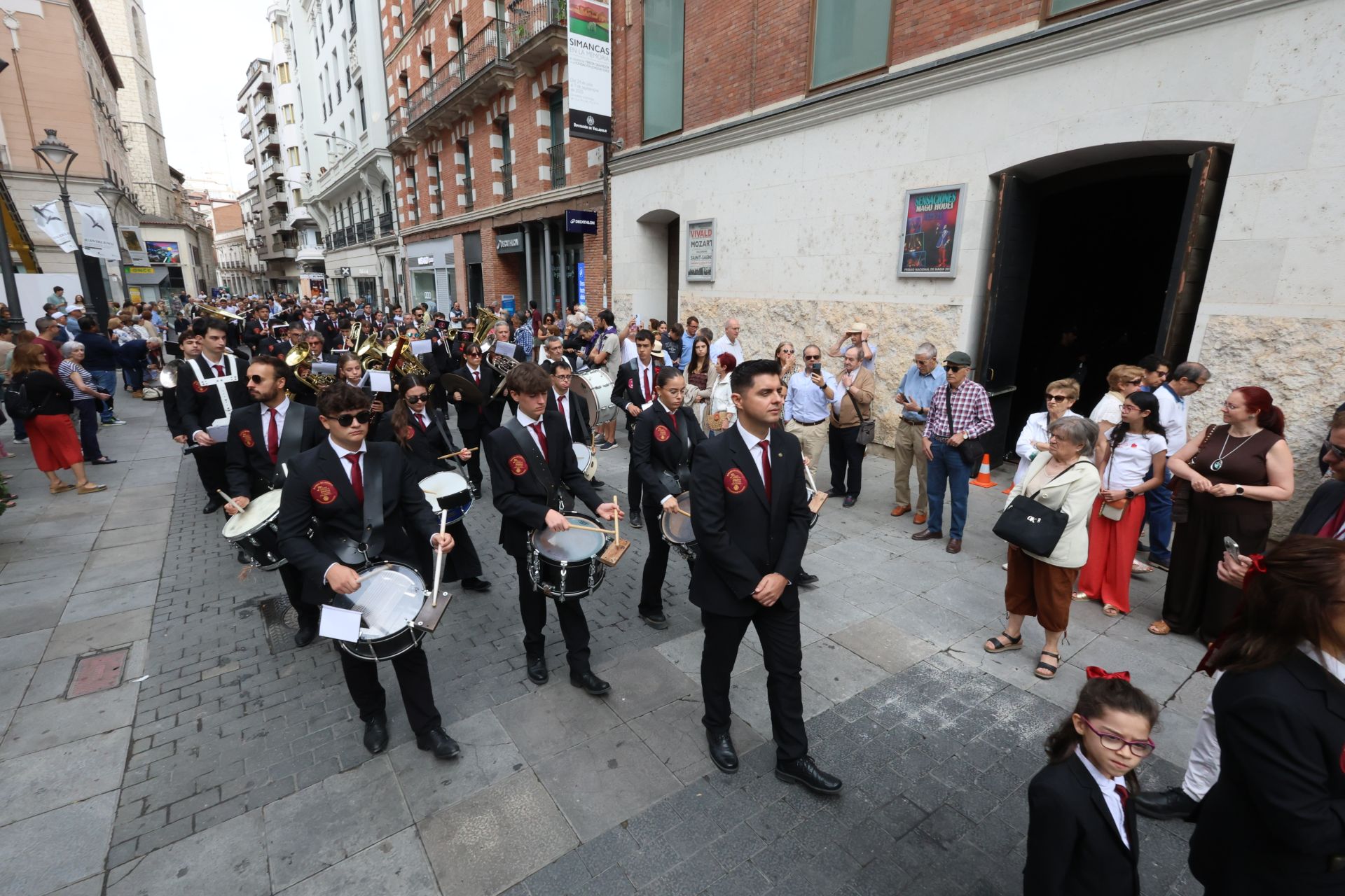 Las imágenes de la procesión, la pisada de la alfombra floral y la misa en honor a la Virgen de San Lorenzo