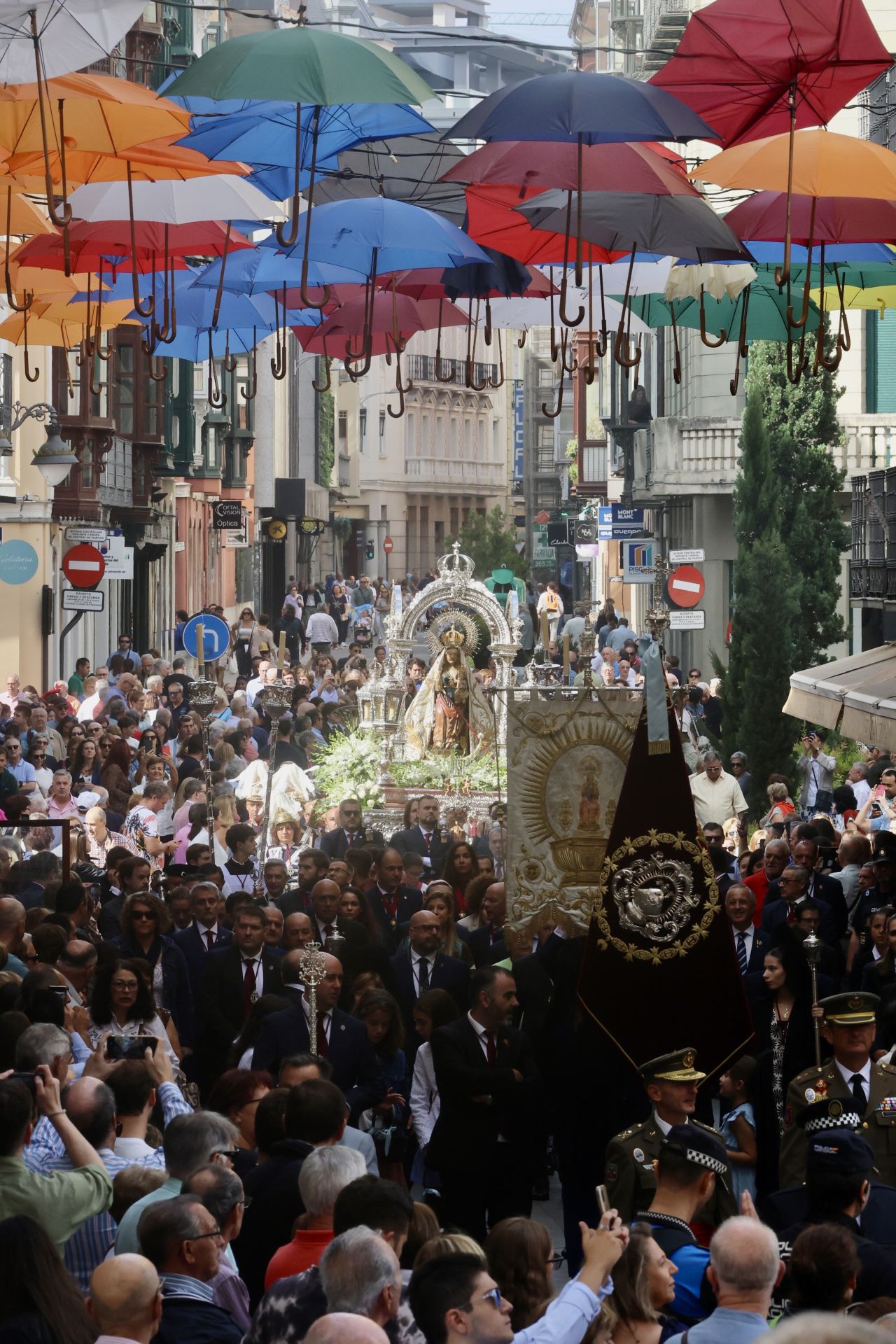 Las imágenes de la procesión, la pisada de la alfombra floral y la misa en honor a la Virgen de San Lorenzo
