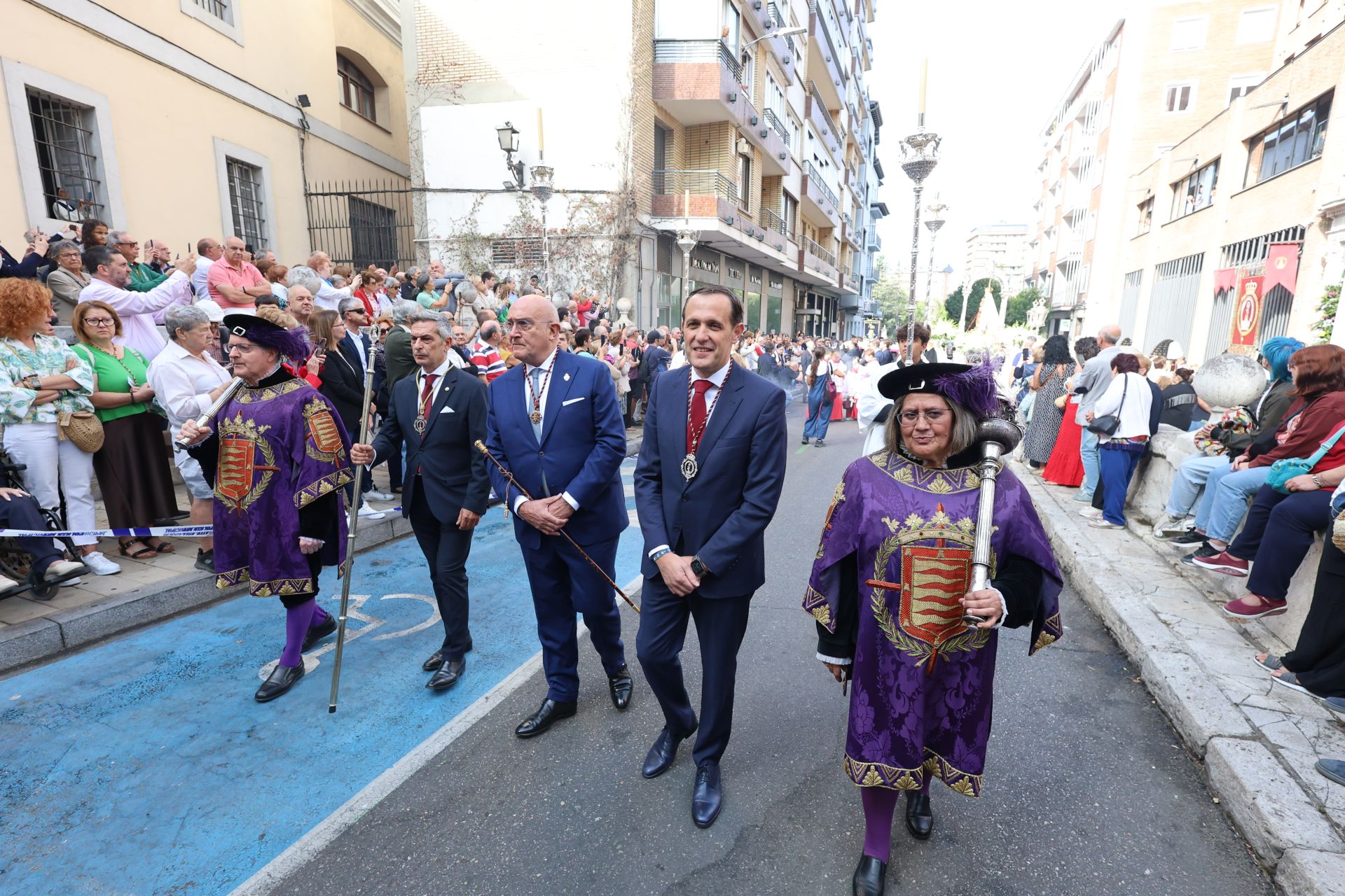 Las imágenes de la procesión, la pisada de la alfombra floral y la misa en honor a la Virgen de San Lorenzo
