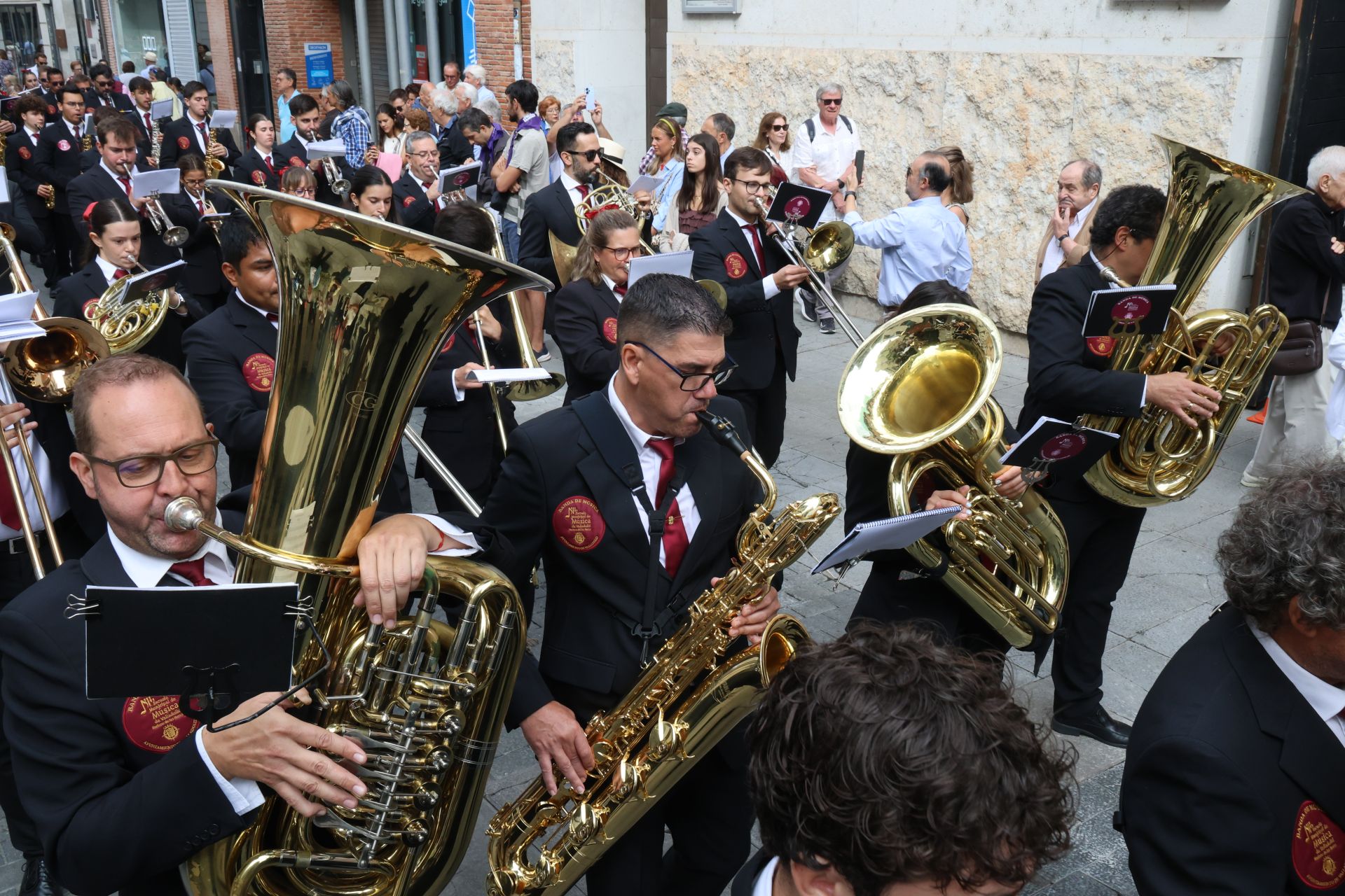Las imágenes de la procesión, la pisada de la alfombra floral y la misa en honor a la Virgen de San Lorenzo