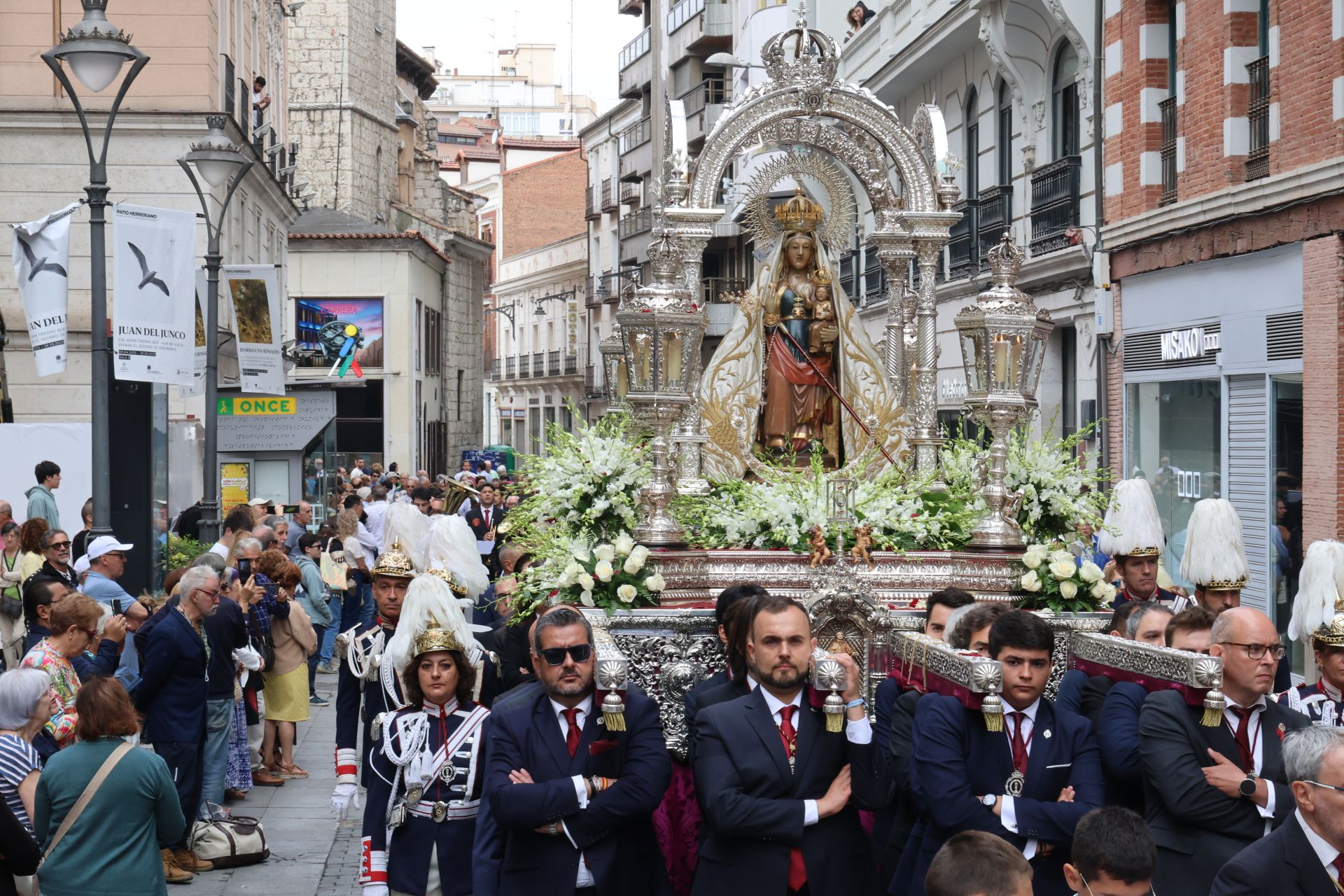 Las imágenes de la procesión, la pisada de la alfombra floral y la misa en honor a la Virgen de San Lorenzo