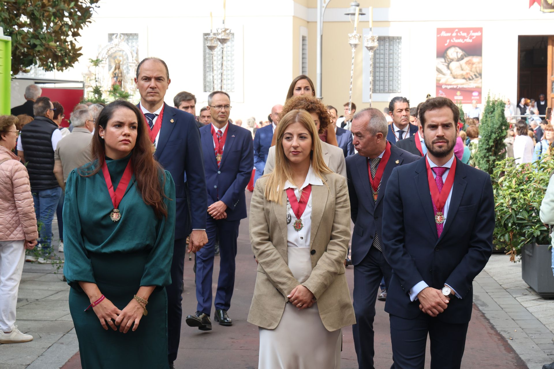 Las imágenes de la procesión, la pisada de la alfombra floral y la misa en honor a la Virgen de San Lorenzo