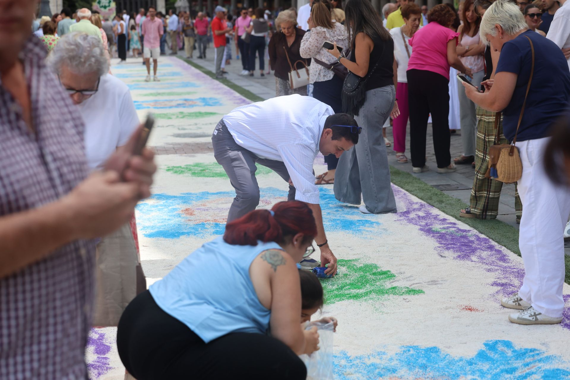 Las imágenes de la procesión, la pisada de la alfombra floral y la misa en honor a la Virgen de San Lorenzo