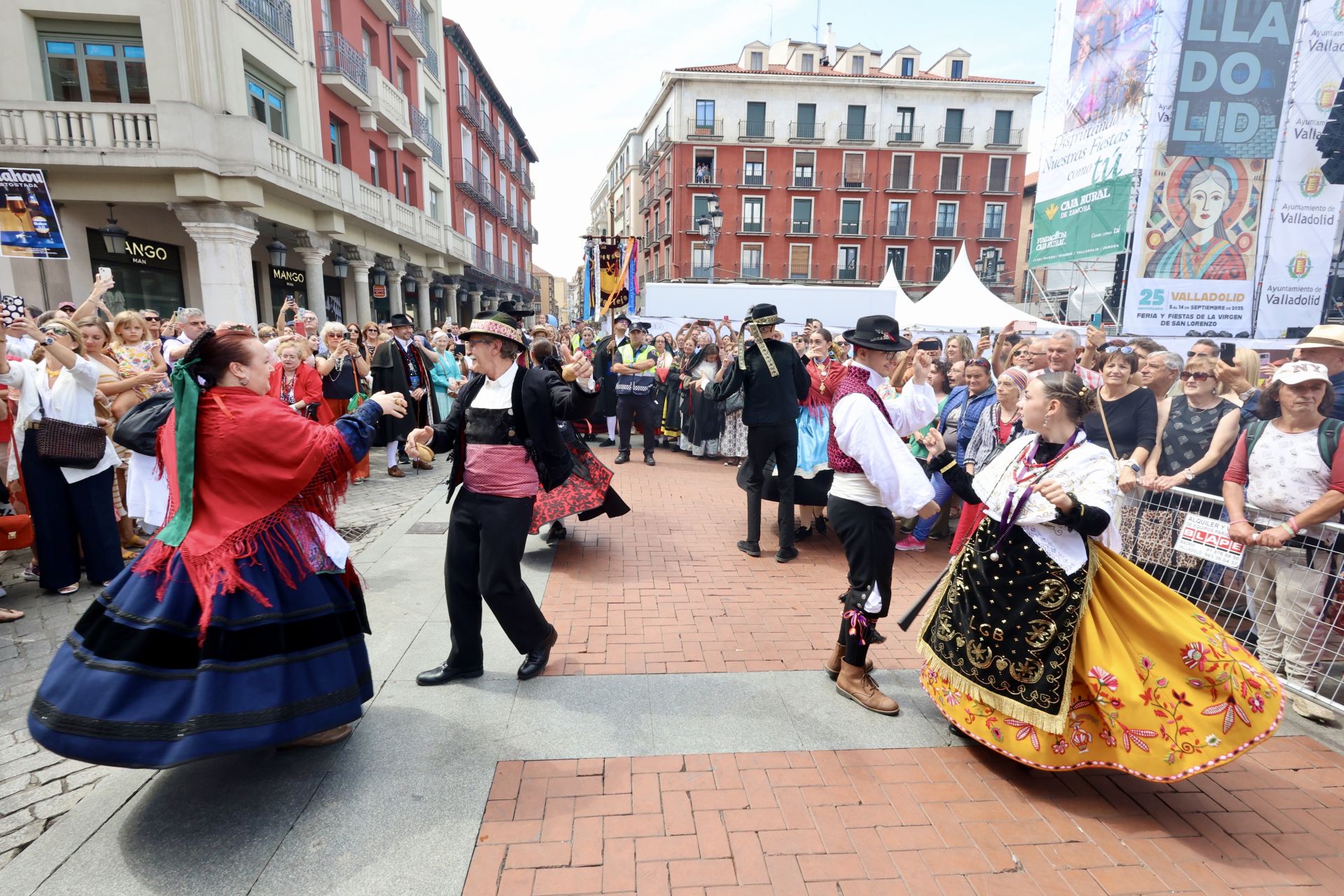 Las imágenes de la procesión, la pisada de la alfombra floral y la misa en honor a la Virgen de San Lorenzo