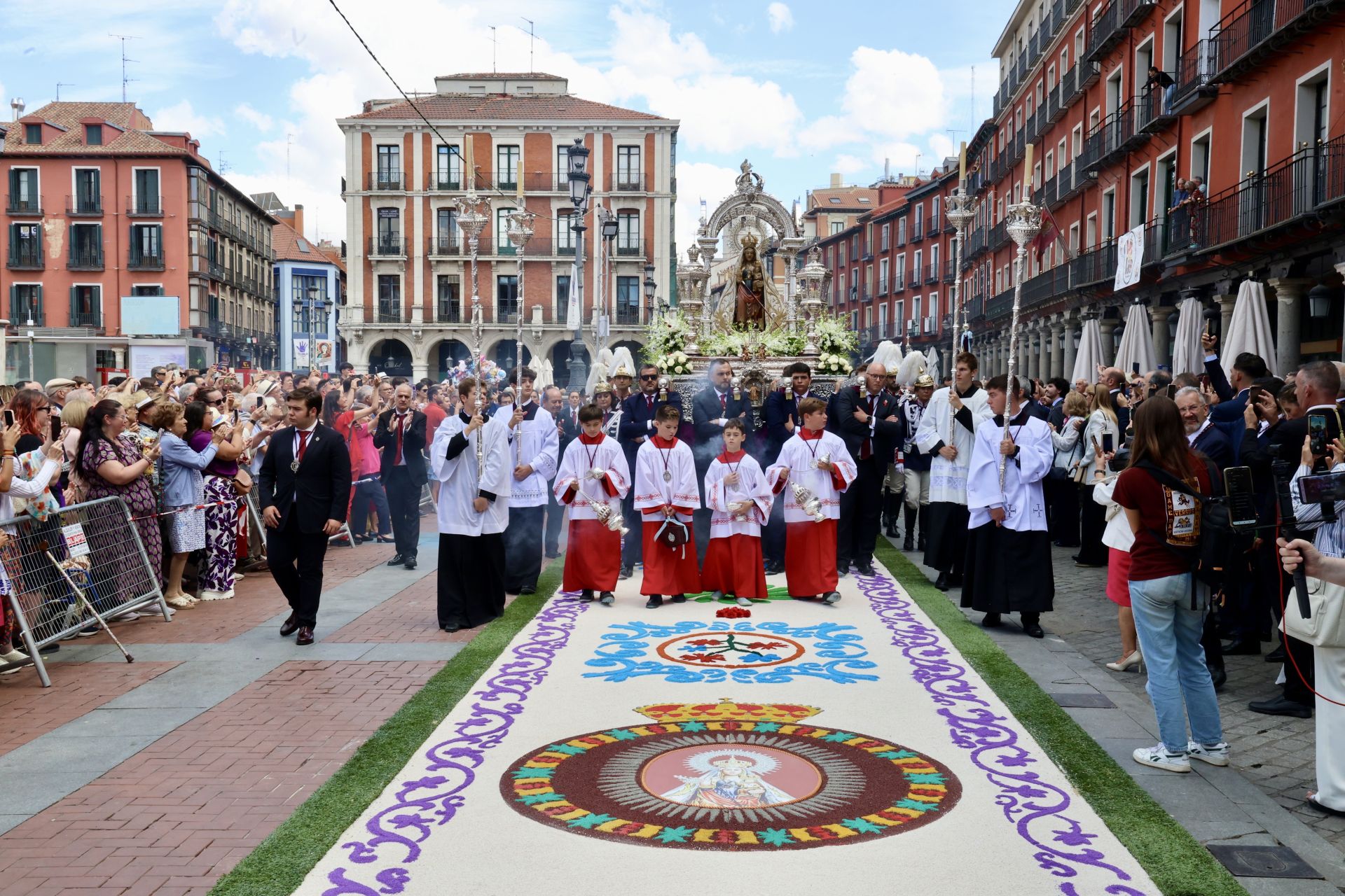 Las imágenes de la procesión, la pisada de la alfombra floral y la misa en honor a la Virgen de San Lorenzo