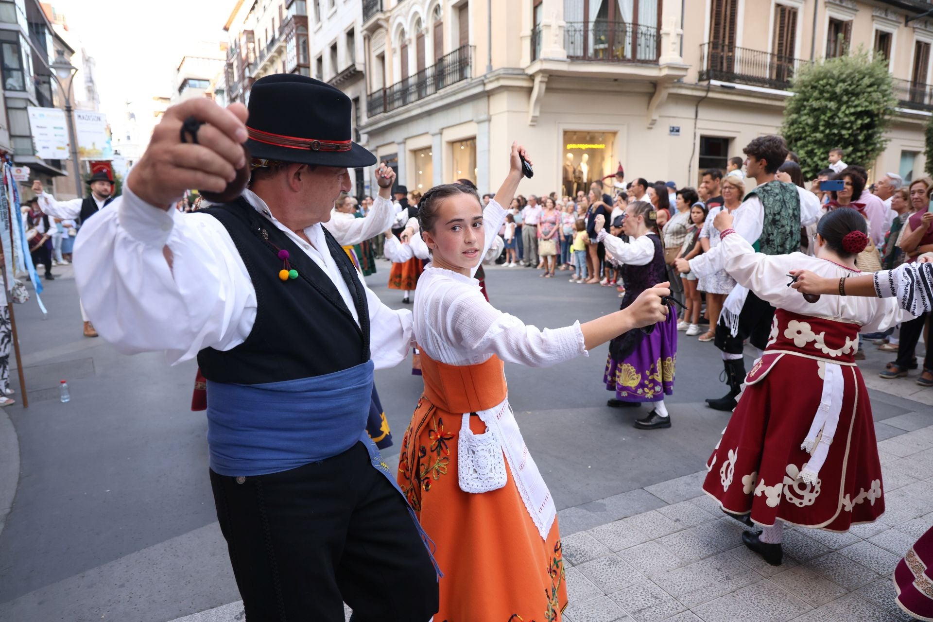 El folklore castellano hace vibrar el centro de Valladolid