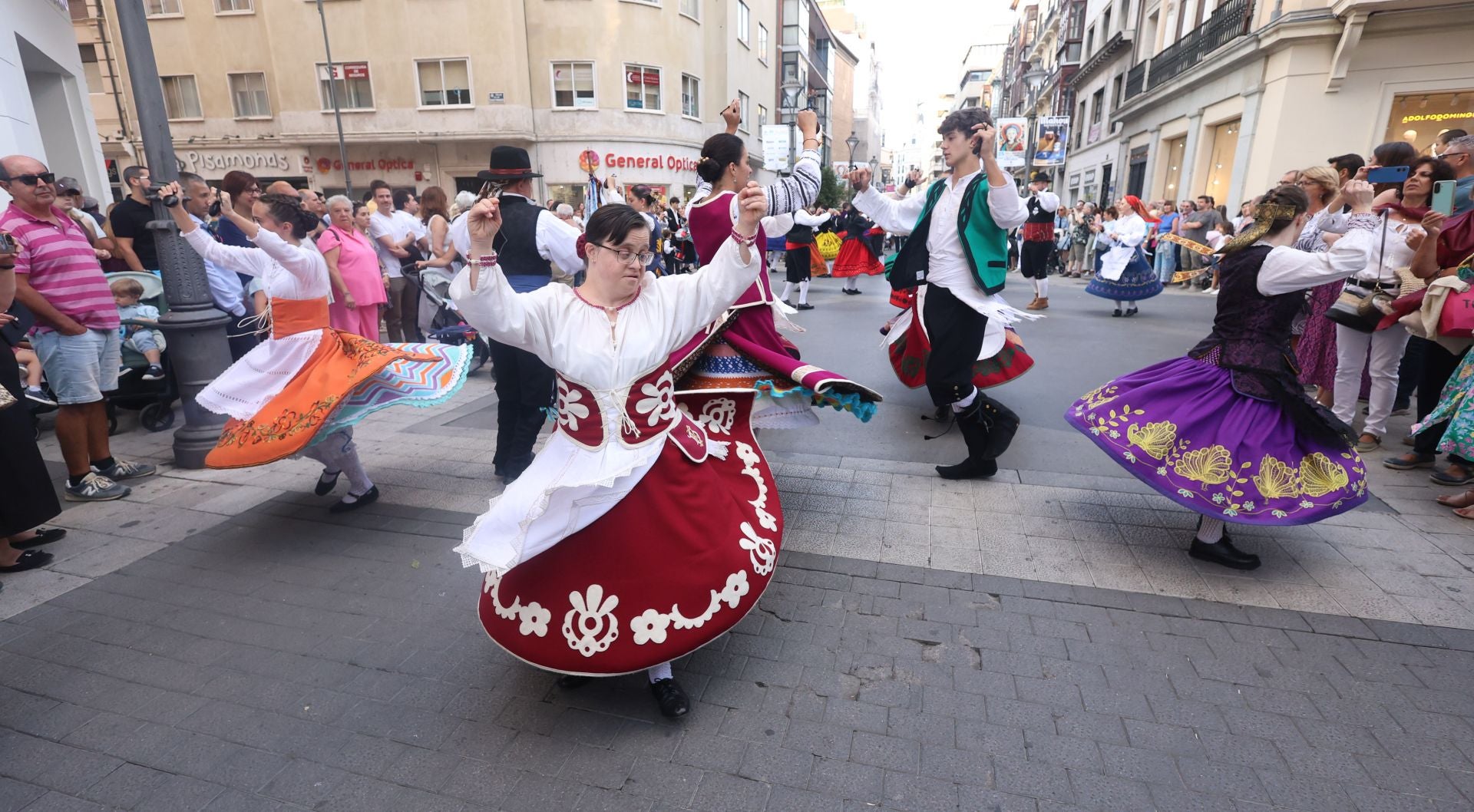 El folklore castellano hace vibrar el centro de Valladolid