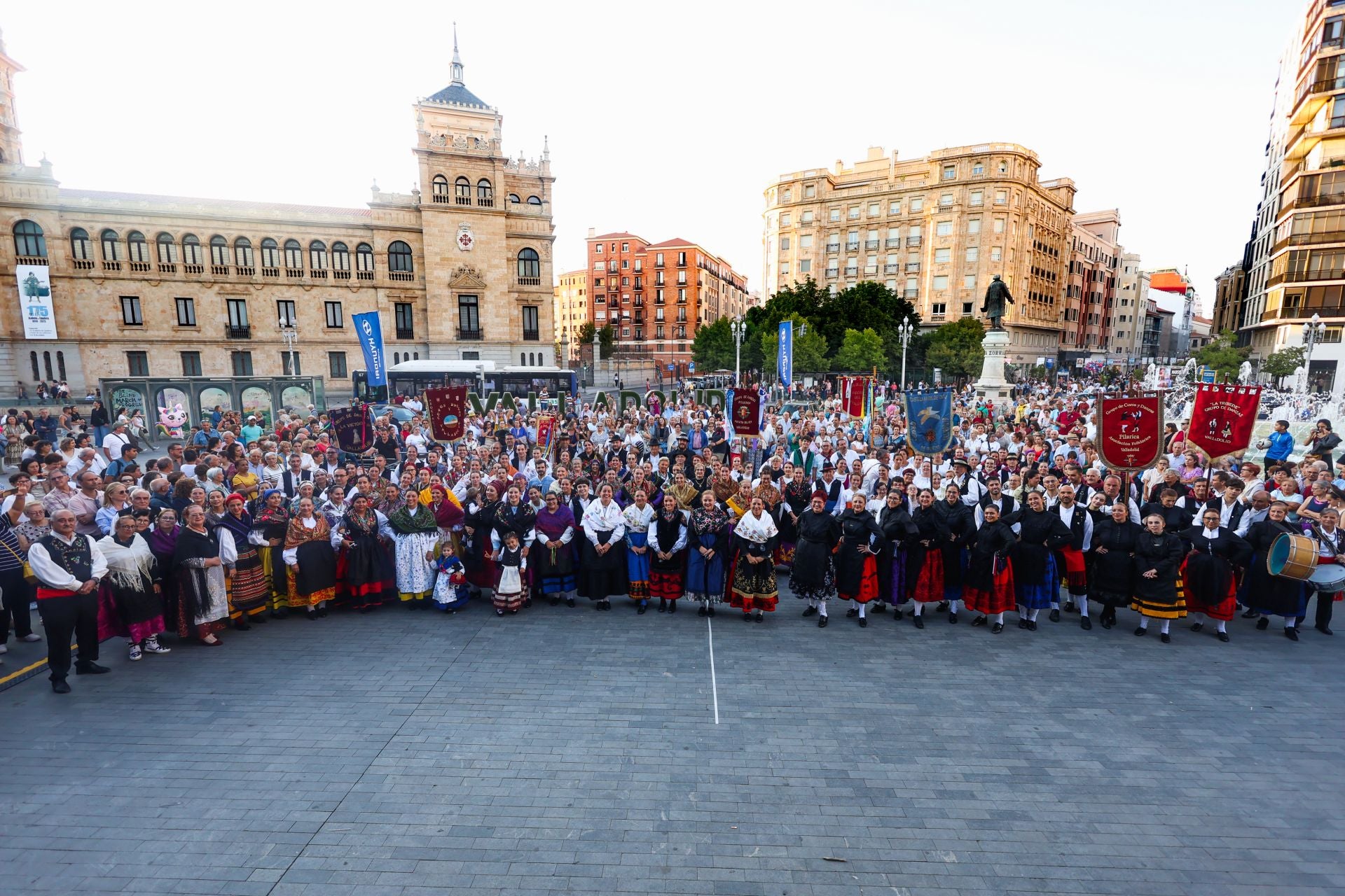 El folklore castellano hace vibrar el centro de Valladolid