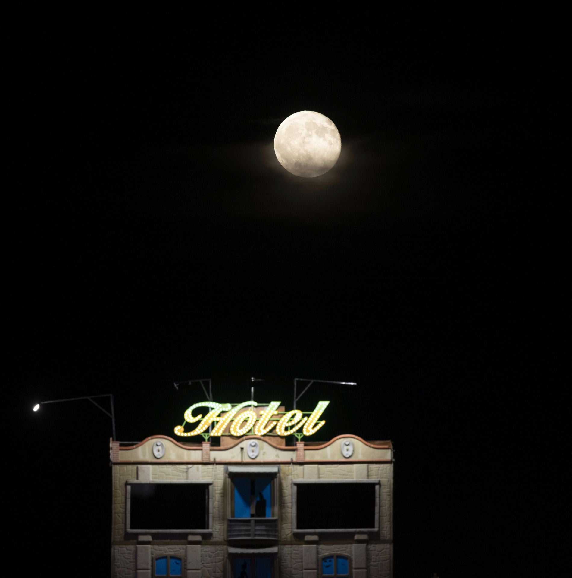 Los fuegos artificiales inundan una noche más el cielo de Valladolid