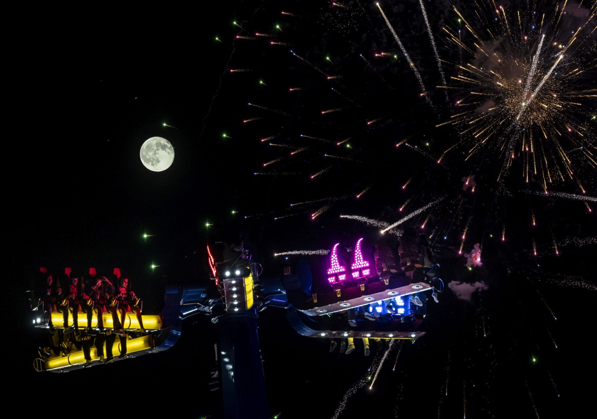 Los fuegos artificiales inundan una noche más el cielo de Valladolid