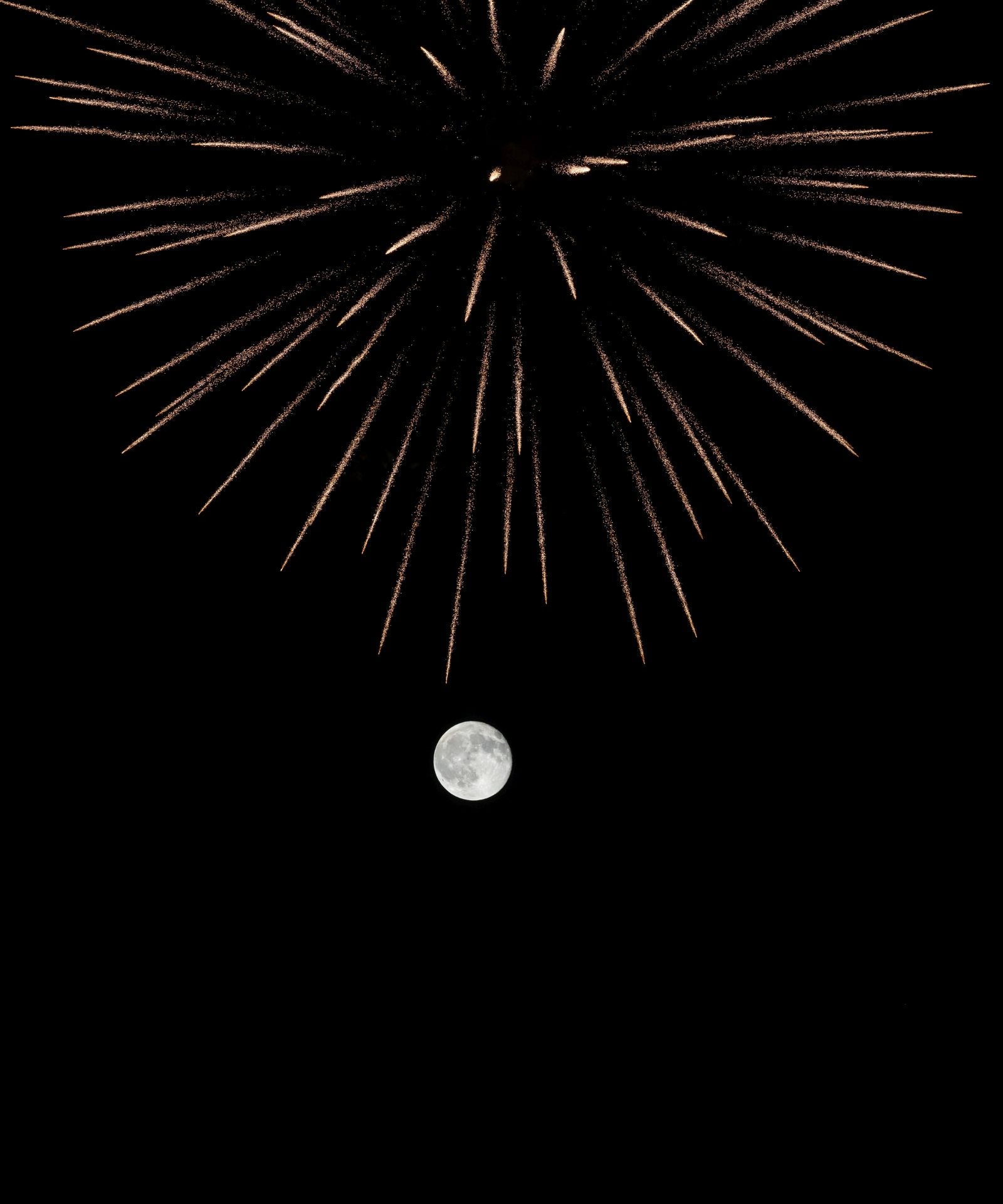 Los fuegos artificiales inundan una noche más el cielo de Valladolid