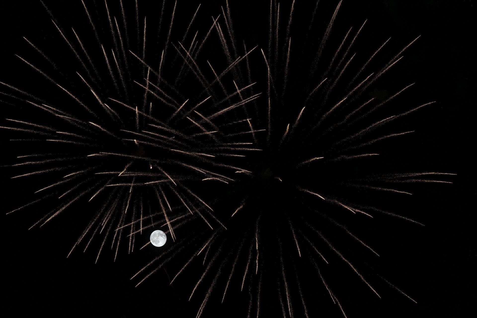 Los fuegos artificiales inundan una noche más el cielo de Valladolid