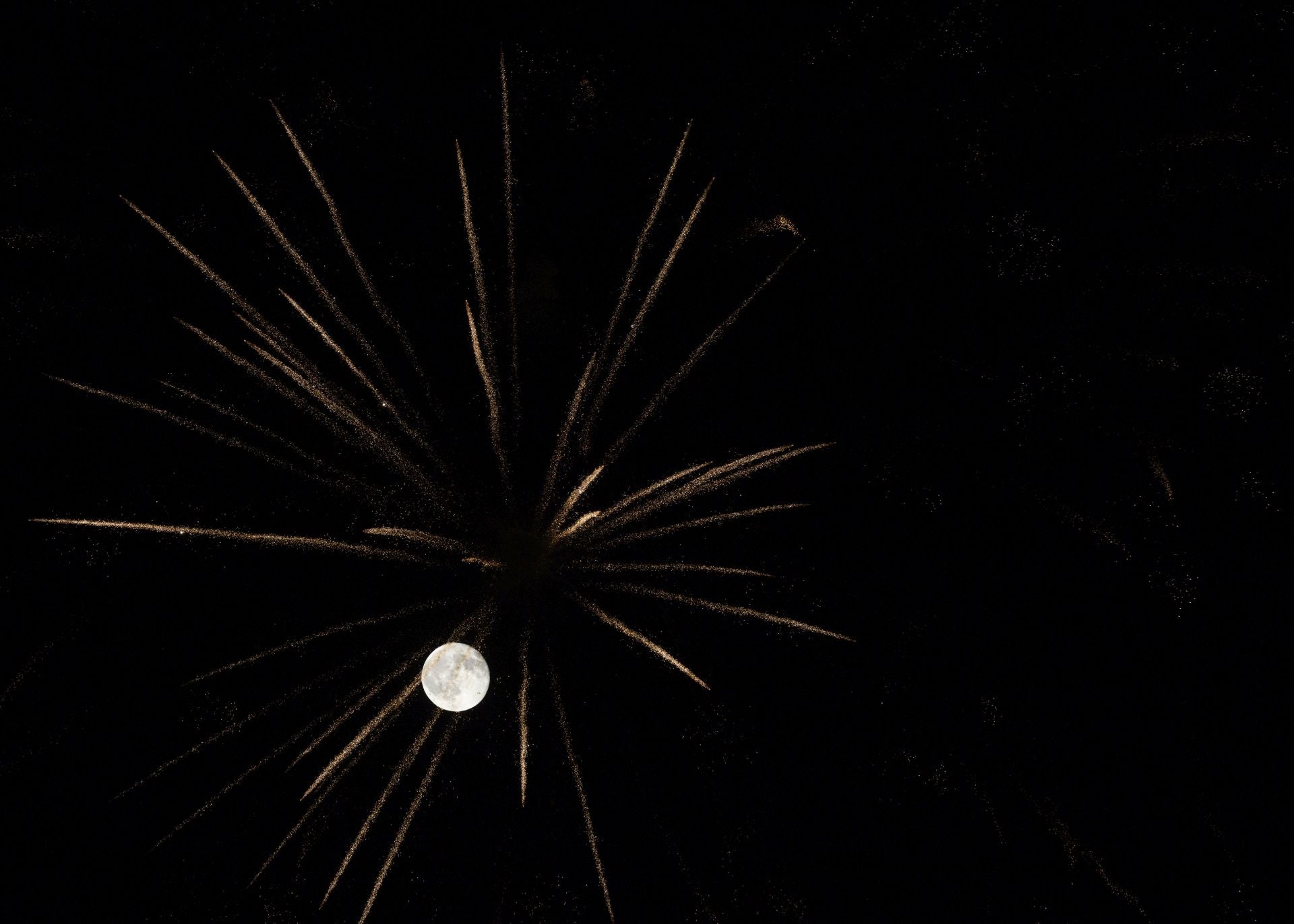 Los fuegos artificiales inundan una noche más el cielo de Valladolid