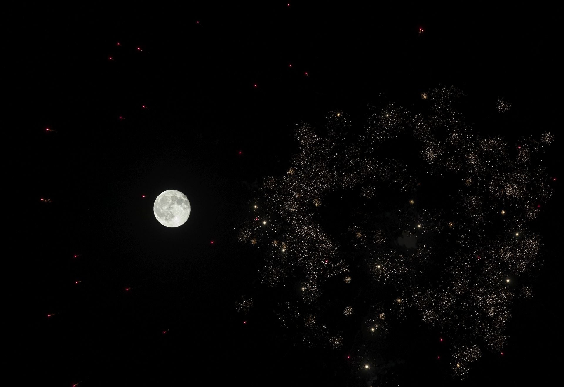 Los fuegos artificiales inundan una noche más el cielo de Valladolid