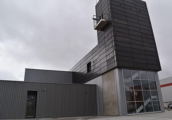 Exterior del parque de bomberos de Aguilar.