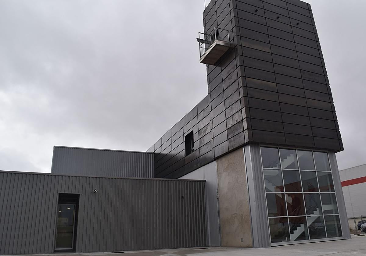 Exterior del parque de bomberos de Aguilar.