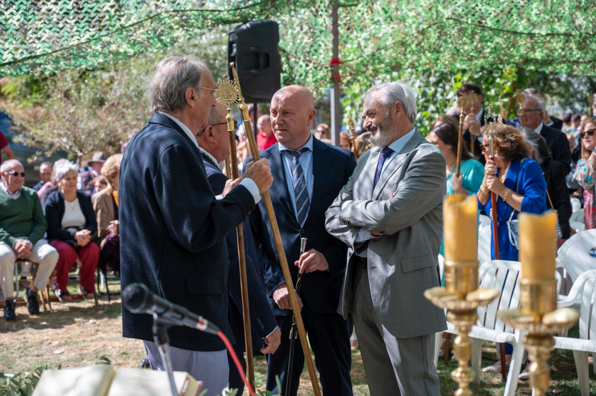 La Virgen de Carejas de Paredes protege a los niños bajo su manto