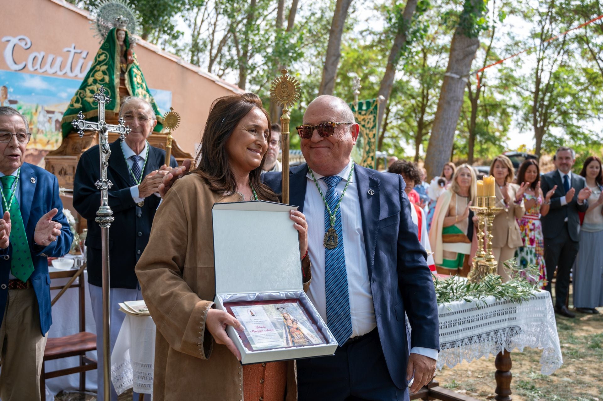 La Virgen de Carejas de Paredes protege a los niños bajo su manto