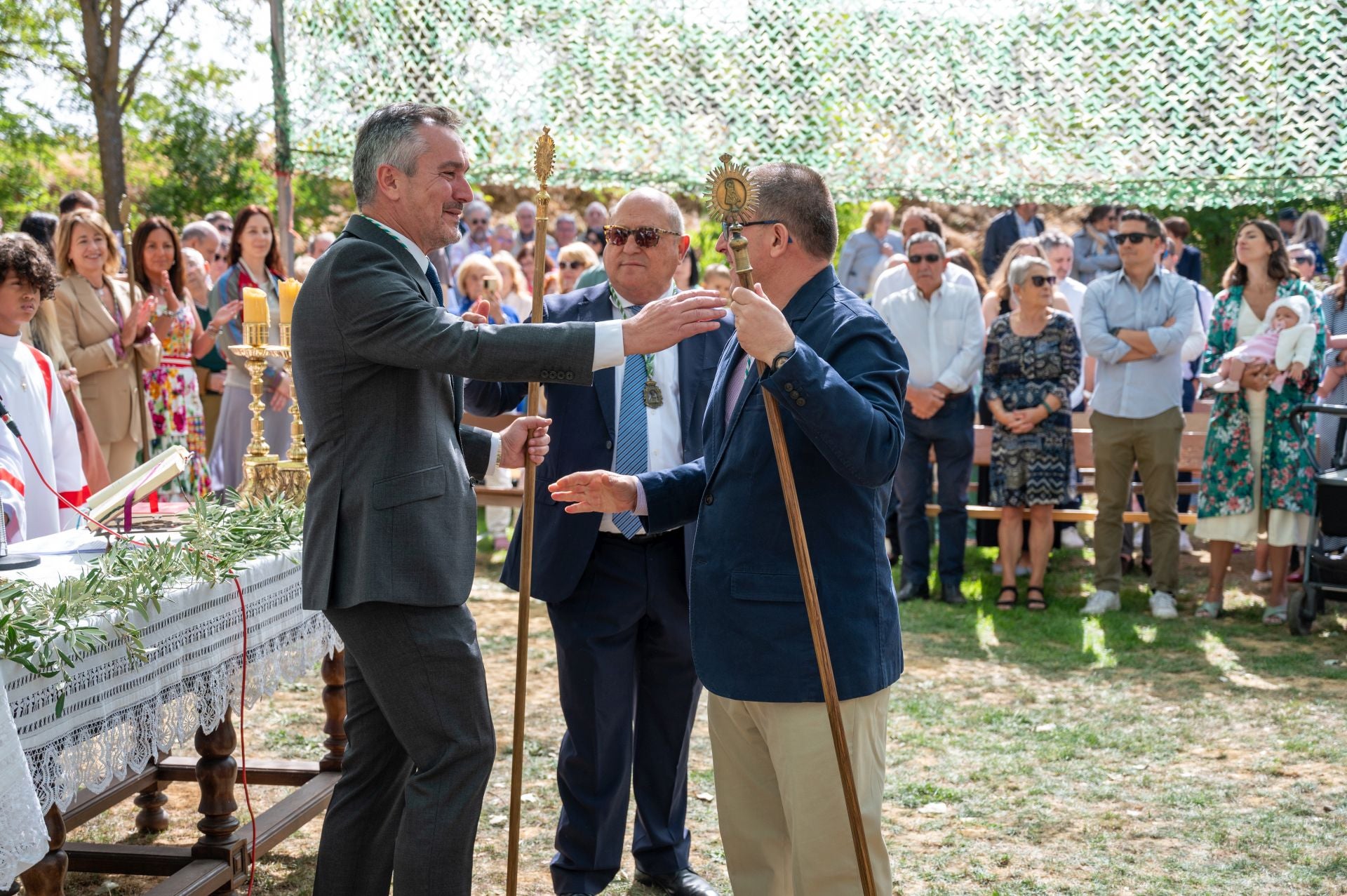 La Virgen de Carejas de Paredes protege a los niños bajo su manto