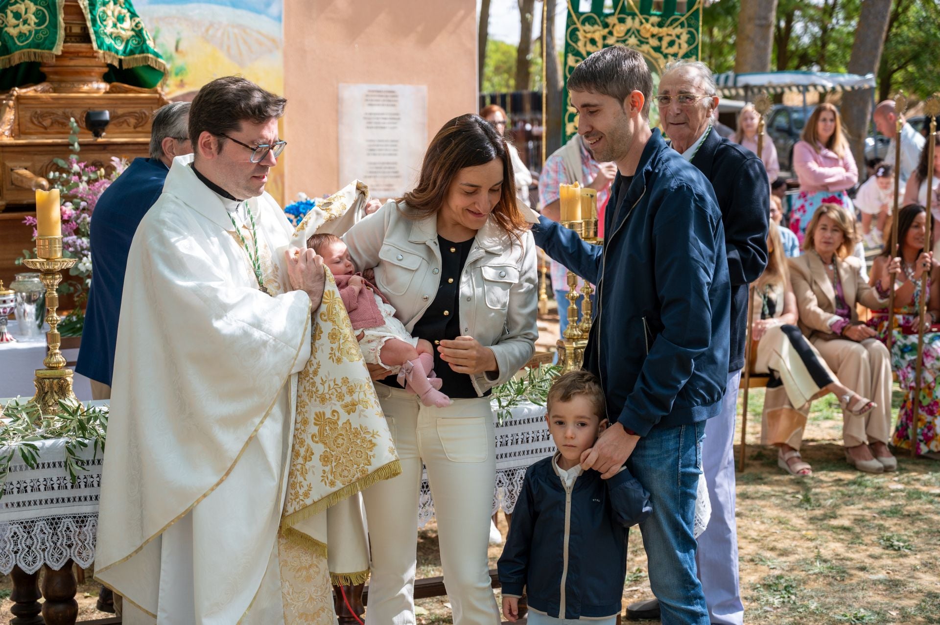 La Virgen de Carejas de Paredes protege a los niños bajo su manto