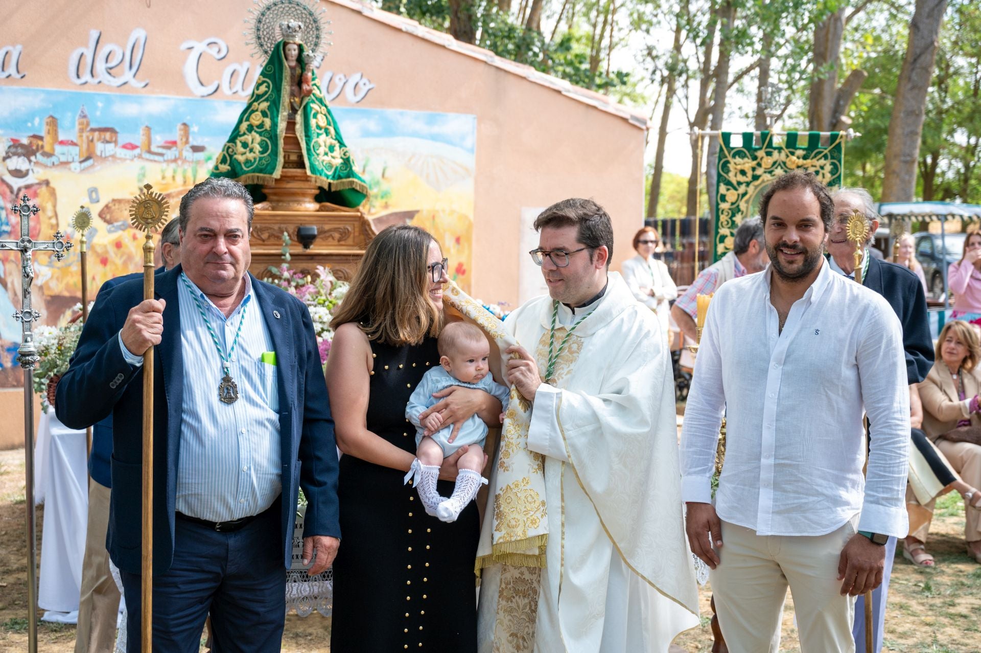 La Virgen de Carejas de Paredes protege a los niños bajo su manto