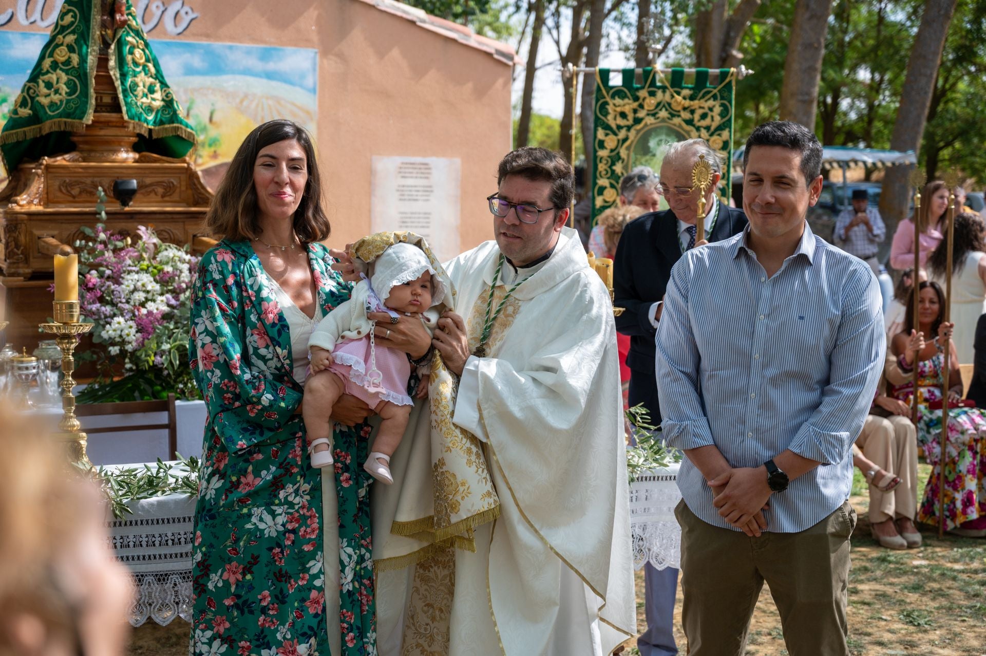 La Virgen de Carejas de Paredes protege a los niños bajo su manto
