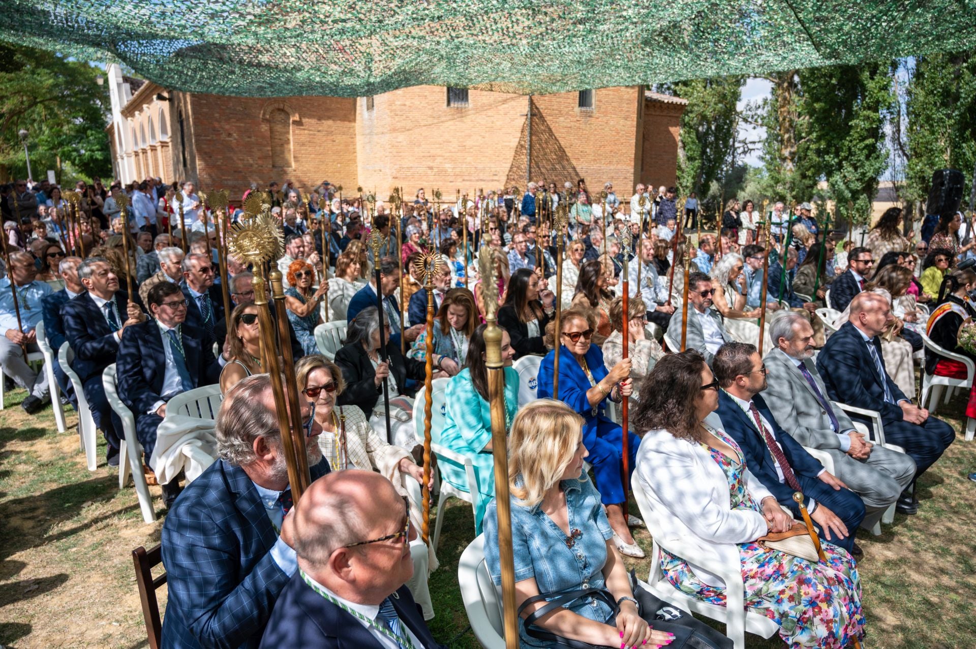 La Virgen de Carejas de Paredes protege a los niños bajo su manto