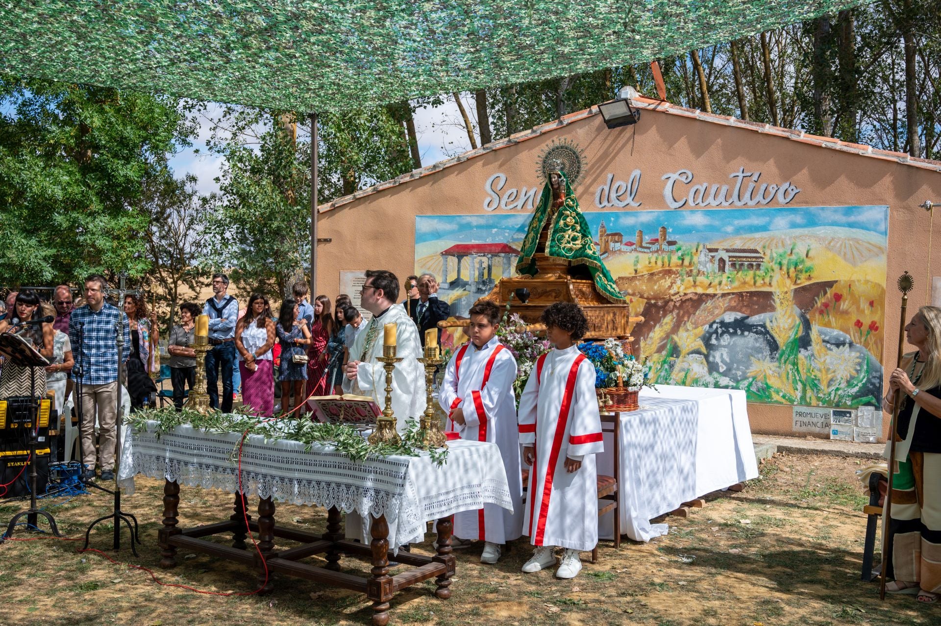La Virgen de Carejas de Paredes protege a los niños bajo su manto
