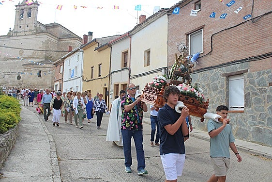 Los más jóvenes portan la imagen de la Virgen de Revilla, hoy en Baltanás.