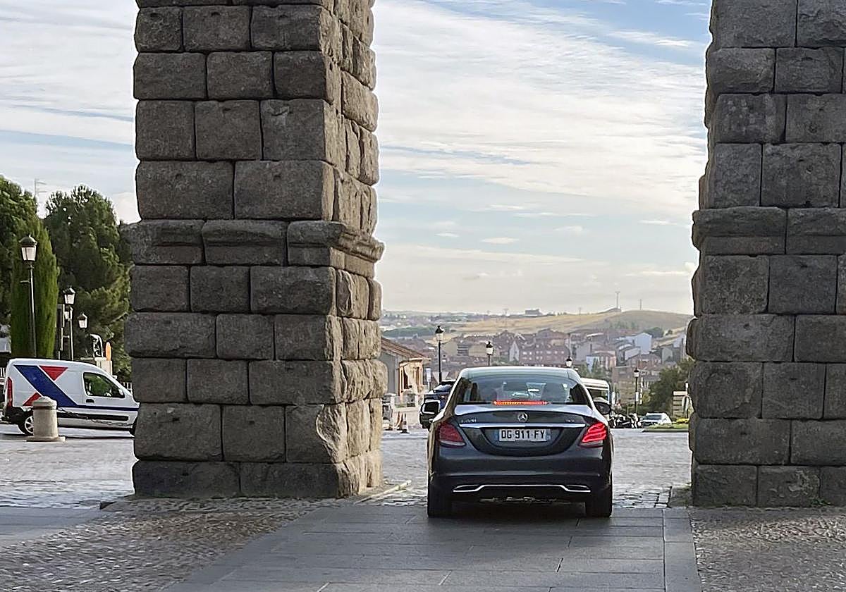 El coche circula por debajo de uno de los arcos del Acueducto.