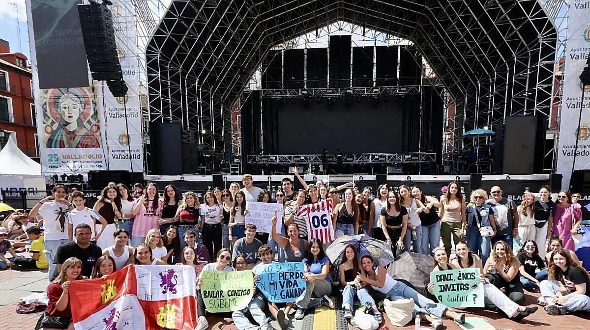 Acampada de los fans de Dani Fernández horas antes de su concierto en la Plaza Mayor