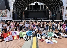 Acampada de los fans de Dani Fernández horas antes de su concierto en la Plaza Mayor
