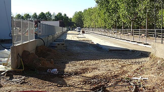Imagen después - El antes (2016) y el después (2025) de la reurbanización del tramo del paseo del Cauce que discurre por el laeral de la antigua planta de Lauki que ocupará el gimnasio Viding.