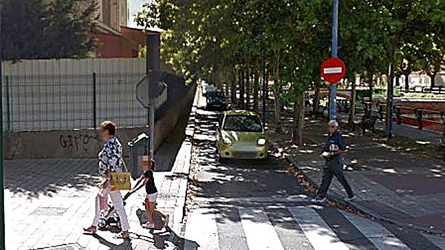 Imagen antes - El antes (2016) y el después (2025) de la reurbanización del tramo del paseo del Cauce que discurre por el laeral de la antigua planta de Lauki que ocupará el gimnasio Viding.