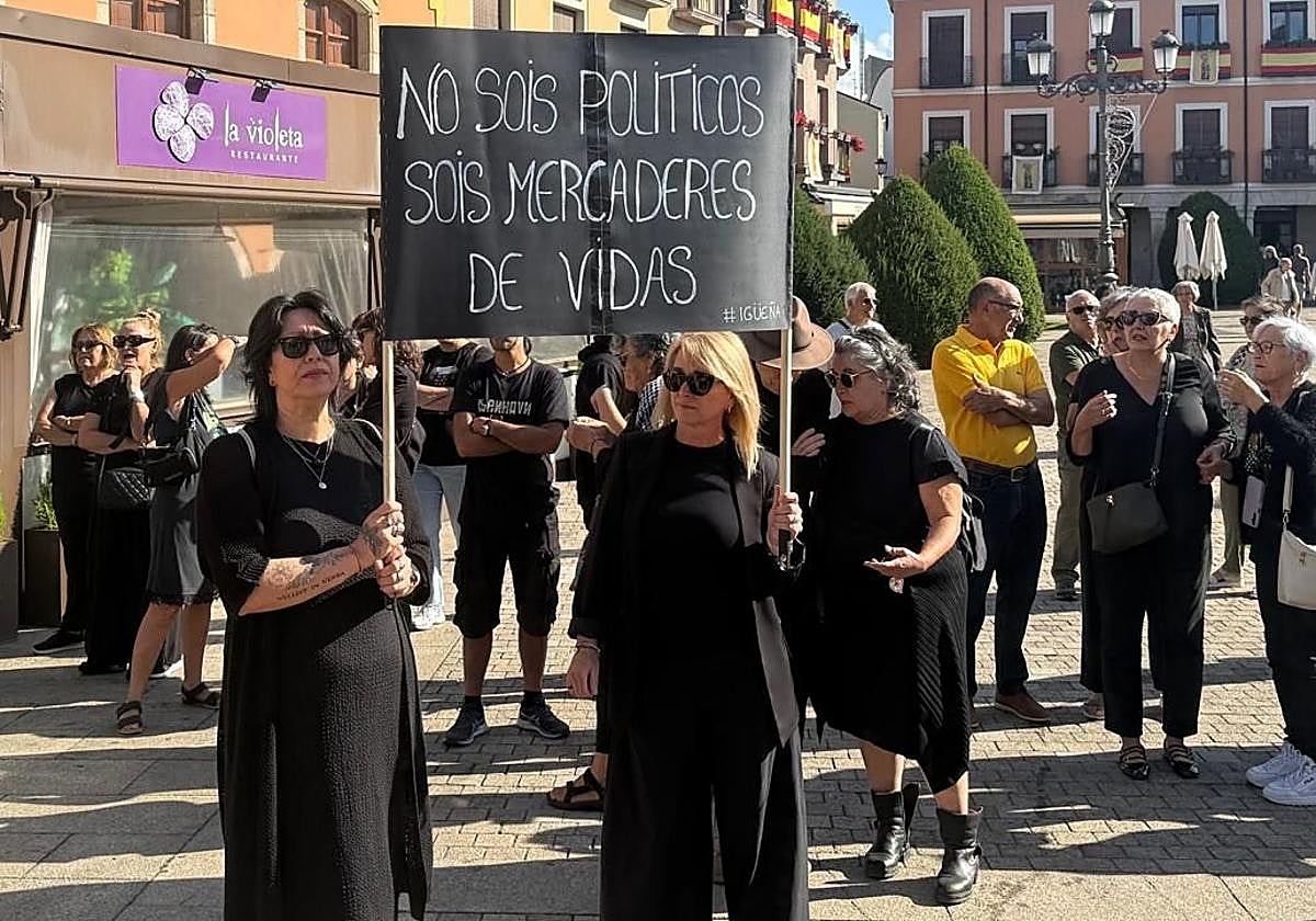 Dos mujeres sostienen una pancarta durante la protesta que se ha convocado durante el acto oficial del día grande de las fiestas de Ponferrada.