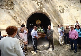 La Virgen de Castilviejo en salida de la ermita para iniciar la procesión