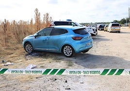 Coche de la víctima, precintado por la Guardia Civil.