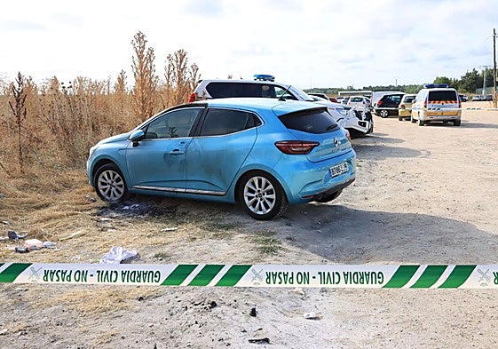 Coche de la víctima, precintado por la Guardia Civil.