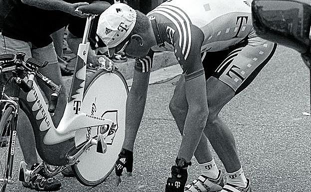 Junio de 1998. Jan Ulrich comprueba el estado de su bicicleta antes de comenzar la etapa contrarreloj en Valladolid.