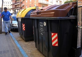 Contenedor marrón en una calle de Segovia.