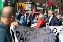 Manifestantes de la Plataforma Solidaria con Palestina conversan con el subdelegado del Gobierno, Jacinto Canales, durante la protesta de este martes.