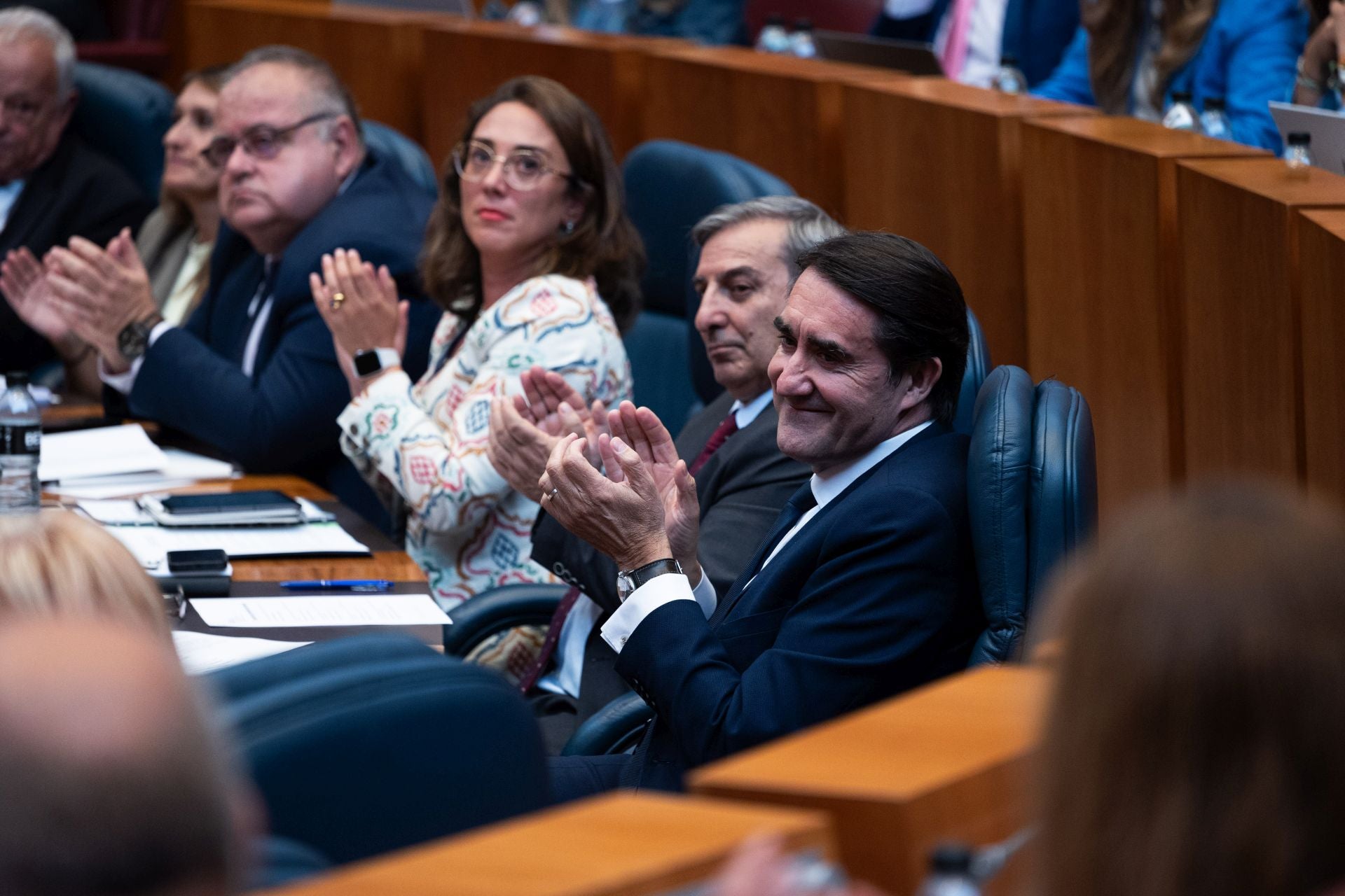 Juan Carlos Suárez-Quiñones sonríe tras la intervención de Alfonso Fernández Mañueco.