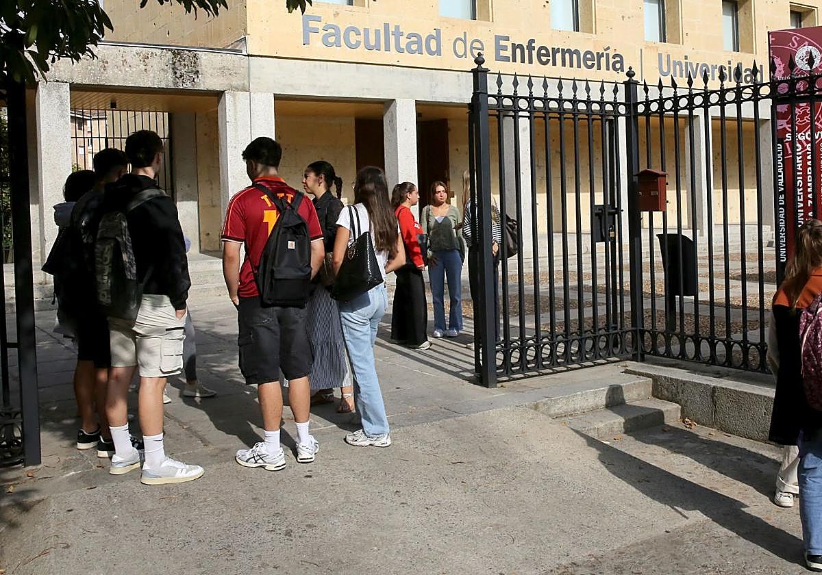 Alumnos del grado de Enfermería, a las puertas del edificio Santiago Hidalgo.